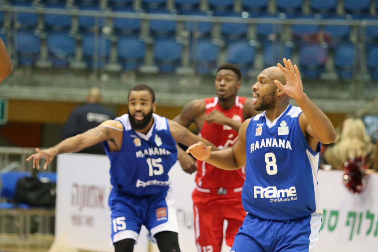 ג'ף אלן בין שני שחקני רעננה. חזר לעשות שטויות (צילום: באדיבות אסף חיימוביץ')